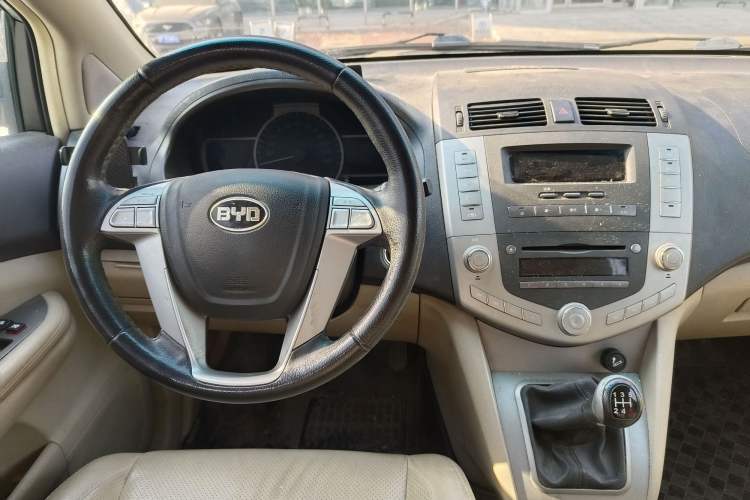 Used BYD S6 2013 Platinum Edition 2.0L Manual Luxury Model Interior 2