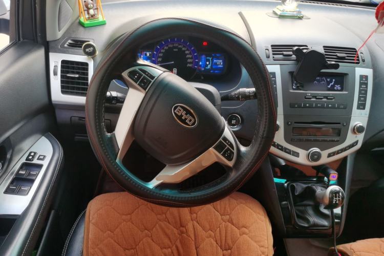 Used BYD S6 2013 Jingyue Edition 2.0L Manual Luxury Model 5 Seats Steering Wheel