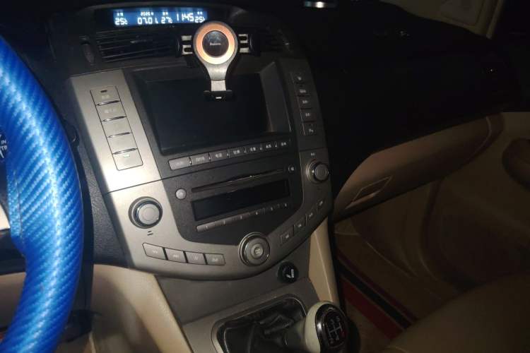 Used BYD S6 2013 Jingyue Edition 2.0L Manual Luxury Model 5 Seats Audio And AC Panel
