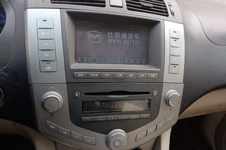 Used BYD S6 2013 Jingyue Edition 2.0L Manual Luxury Model 5 Seats Audio And AC Panel