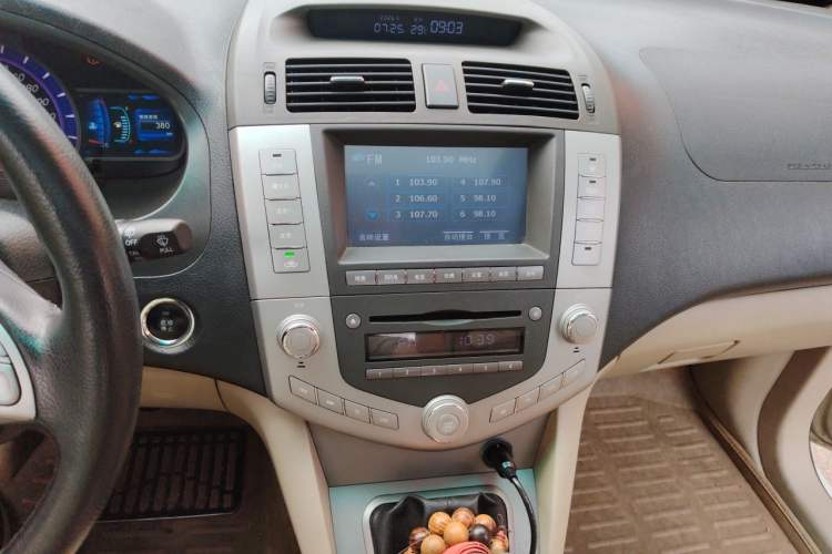 Used BYD S6 2013 Jingyue Edition 2.0L Manual Luxury Model 5 Seats Audio And AC Panel