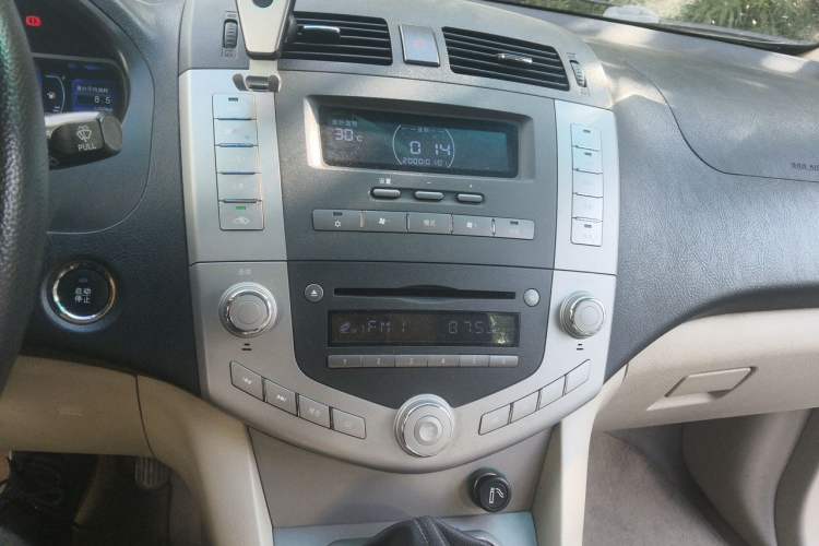 Used BYD S6 2013 Jingyue Edition 2.0L Manual Luxury Model 5 Seats Audio And AC Panel