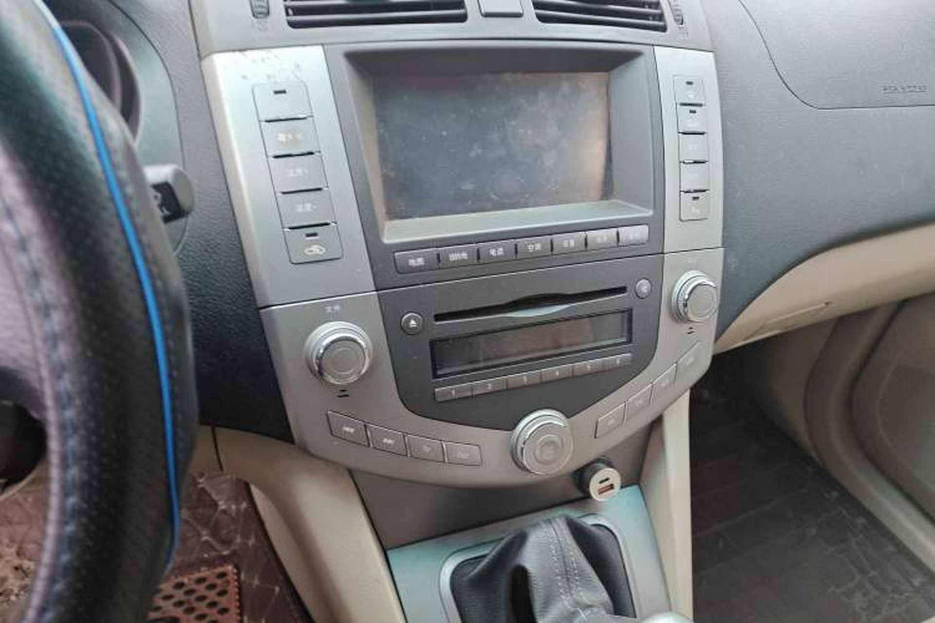 Used BYD S6 2013 Jingyue Edition 2.0L Manual Luxury Model 5 Seats Audio And AC Panel