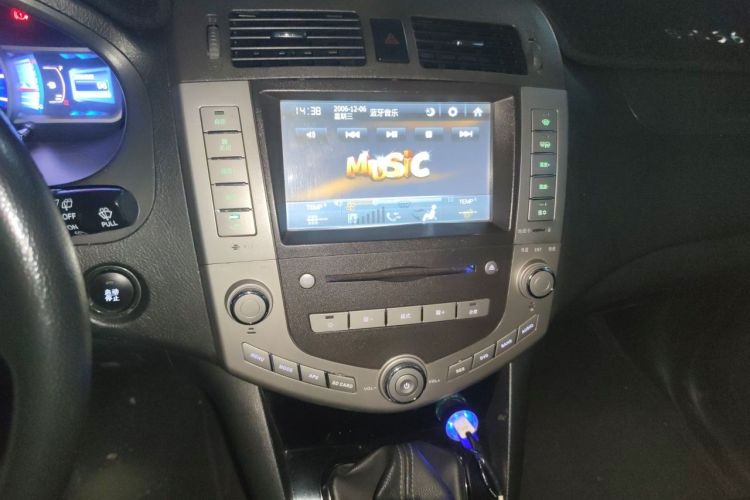 Used BYD S6 2013 Jingyue Edition 2.0L Manual Luxury Model 5 Seats Audio And AC Panel