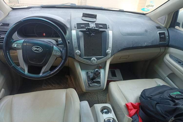 Used BYD S6 2013 Platinum Edition 2.0L Manual Luxury Model Center Console