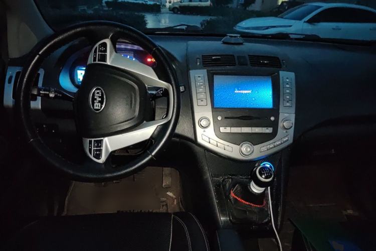 Used BYD S6 2013 Jingyue Edition 2.4L Manual Luxury 5-Seater Center Console