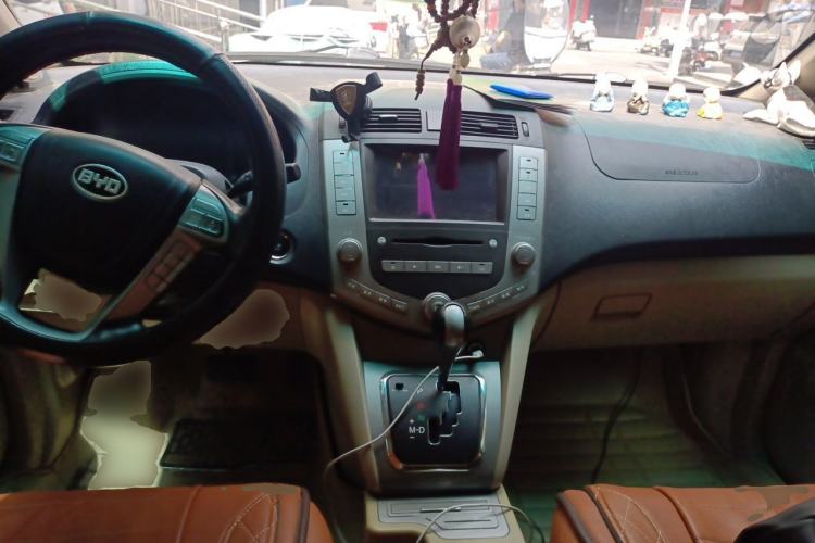 Used BYD S6 2013 Jingyue Edition 2.4L Automatic Elite Model 5 Seats Center Console