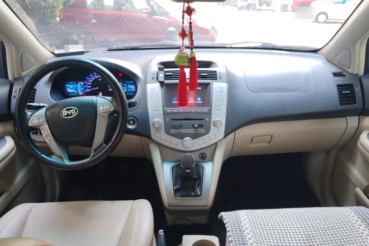 Used BYD S6 2013 Platinum Edition 2.0L Manual Luxury Model Center Console