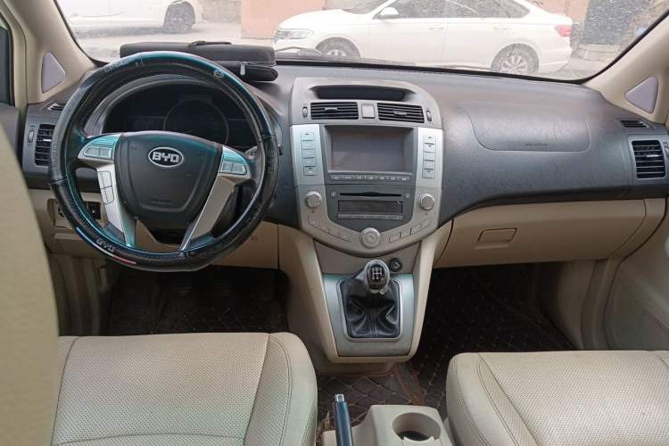 Used BYD S6 2013 Jingyue Edition 2.0L Manual Luxury Model 5 Seats Center Console