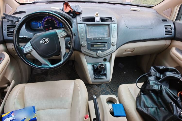 Used BYD S6 2013 Platinum Edition 2.0L Manual Luxury Model Center Console