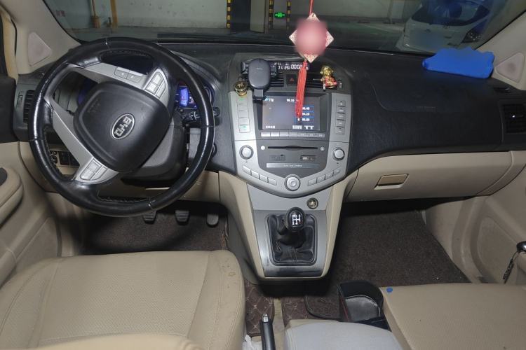 Used BYD S6 2013 Platinum Edition 2.0L Manual Luxury Model Center Console