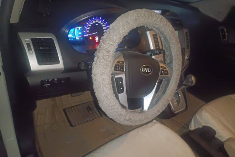 Used BYD S6 2013 Platinum Edition 2.4L Automatic Luxury Model Center Console