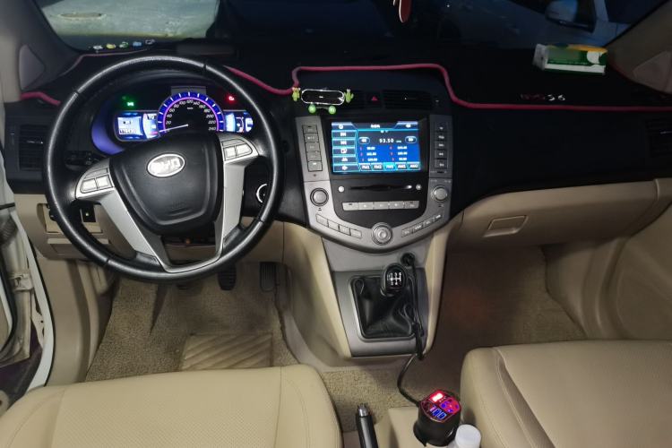 Used BYD S6 2013 Platinum Edition 2.0L Manual Luxury Model Center Console