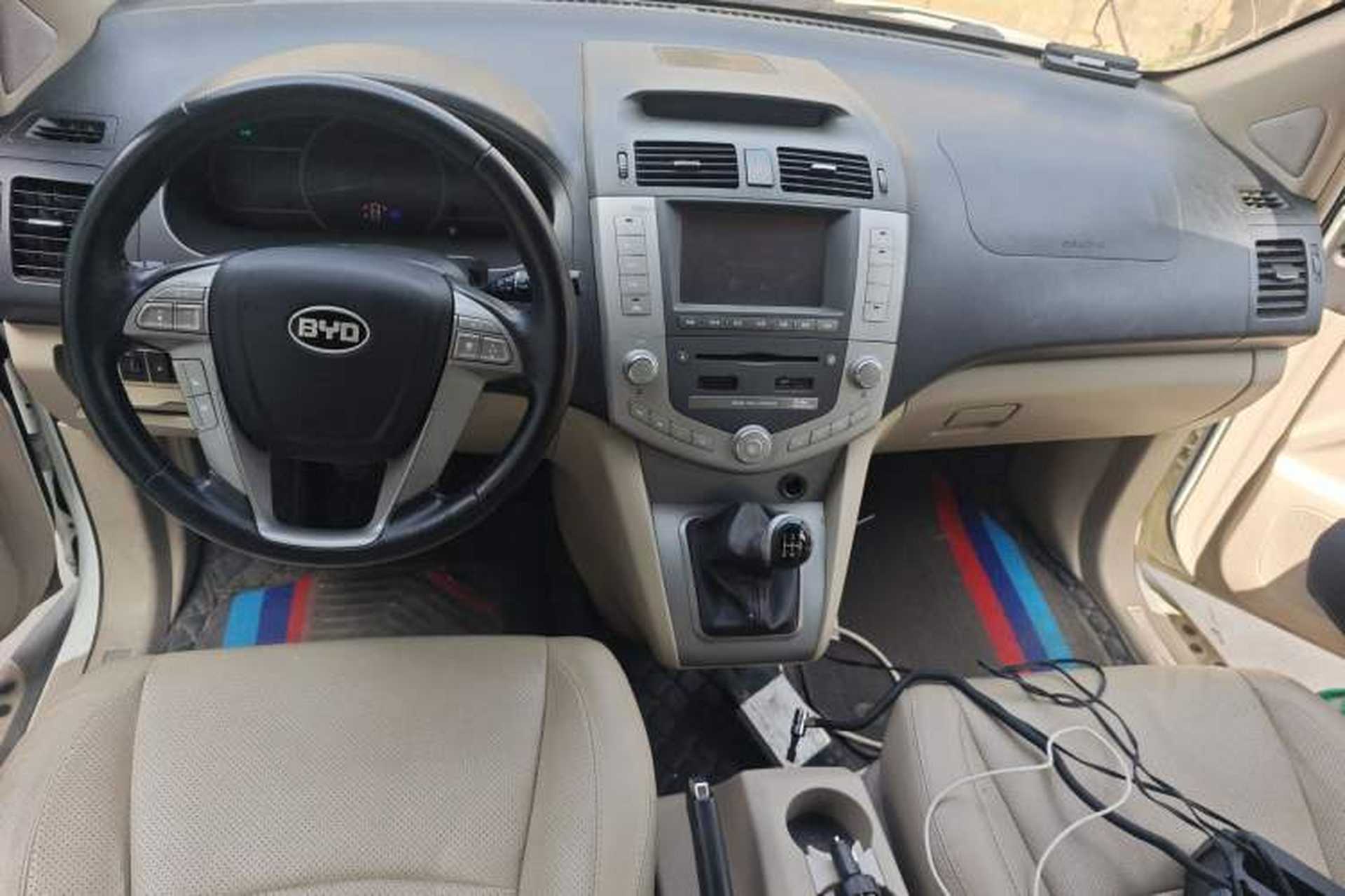 Used BYD S6 2013 Platinum Edition 2.0L Manual Luxury Model Center Console