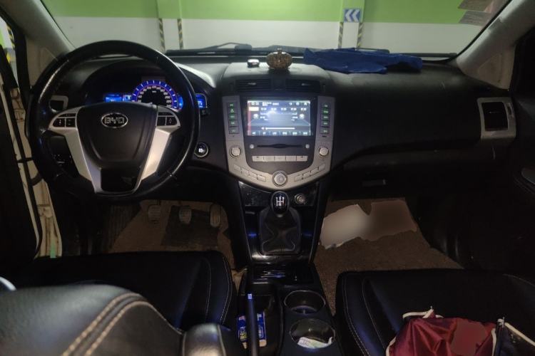 Used BYD S6 2013 Jingyue Edition 2.0L Manual Elite Model 5 Seats Center Console