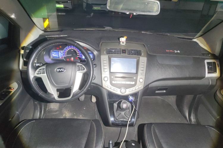 Used BYD S6 2013 Jingyue Edition 2.0L Manual Luxury Model 5 Seats Center Console