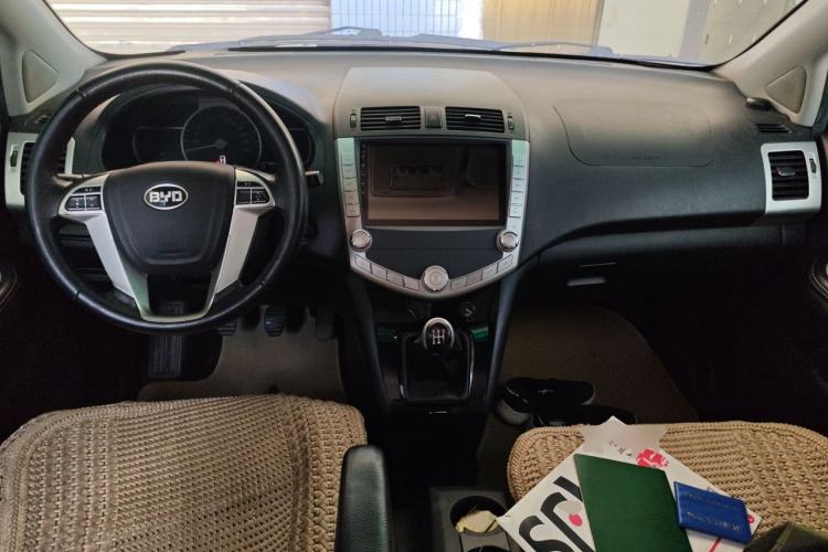 Used BYD S6 2013 Jingyue Edition 2.0L Manual Luxury Model 5 Seats Center Console