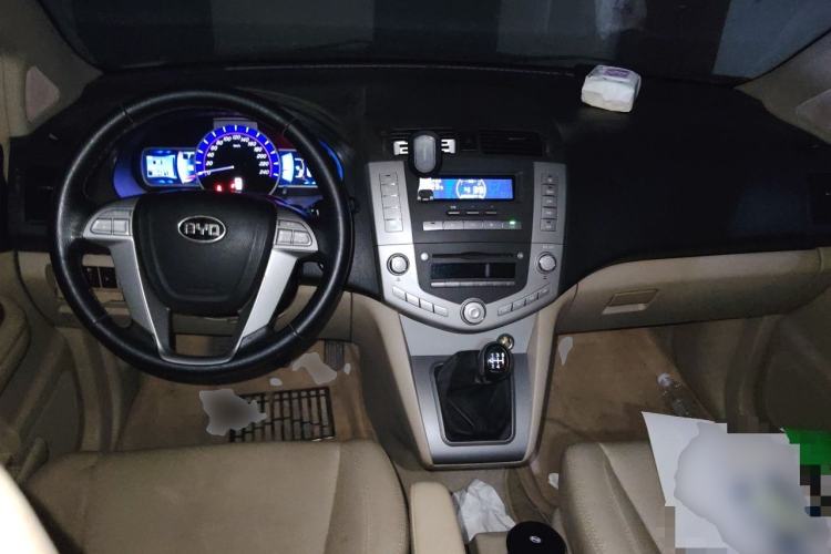 Used BYD S6 2013 Platinum Edition 2.0L Manual Luxury Model Center Console