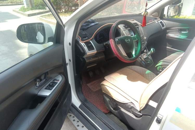 Used BYD S6 2013 Jingyue Edition 2.0L Manual Luxury Model 5 Seats Driver Seat