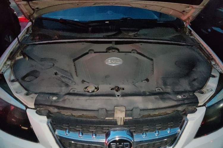 Used BYD S6 2013 Jingyue Edition 2.4L Manual Luxury 5-Seater Engine Bay