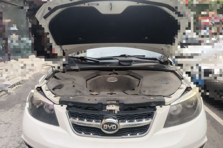 Used BYD S6 2013 Platinum Edition 2.0L Manual Elite Model Engine Bay