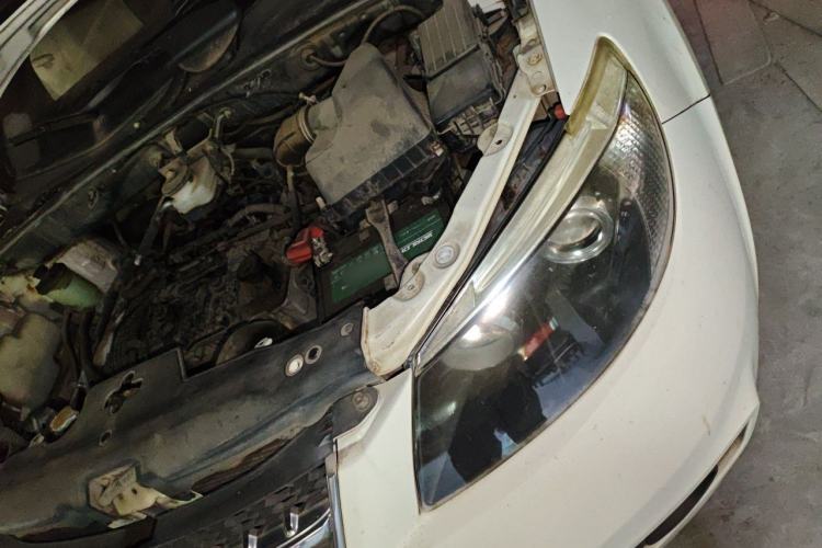 Used BYD S6 2013 Platinum Edition 2.0L Manual Luxury Model Engine Bay Left