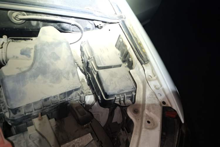Used BYD S6 2013 Platinum Edition 2.0L Manual Luxury Model Engine Bay Left