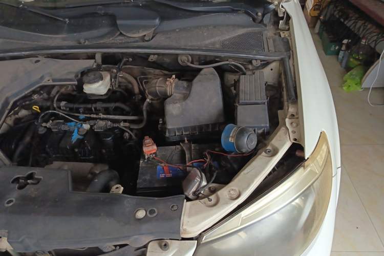 Used BYD S6 2013 Platinum Edition 2.0L Manual Luxury Model Engine Bay Left