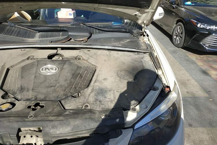 Used BYD S6 2013 Platinum Edition 2.0L Manual Luxury Model Engine Bay Left