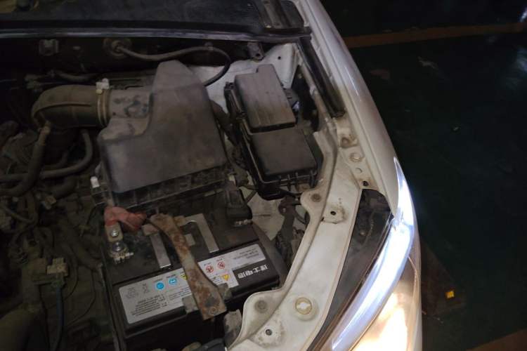 Used BYD S6 2013 Platinum Edition 2.0L Manual Luxury Model Engine Bay Left