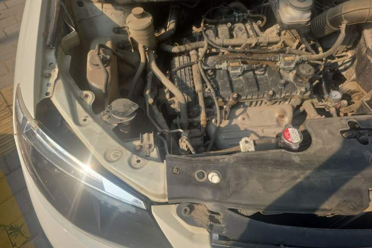 Used BYD S6 2013 Platinum Edition 2.0L Manual Luxury Model Engine Bay Right