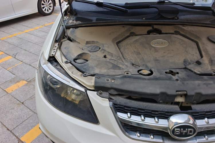 Used BYD S6 2013 Platinum Edition 2.0L Manual Luxury Model Engine Bay Right