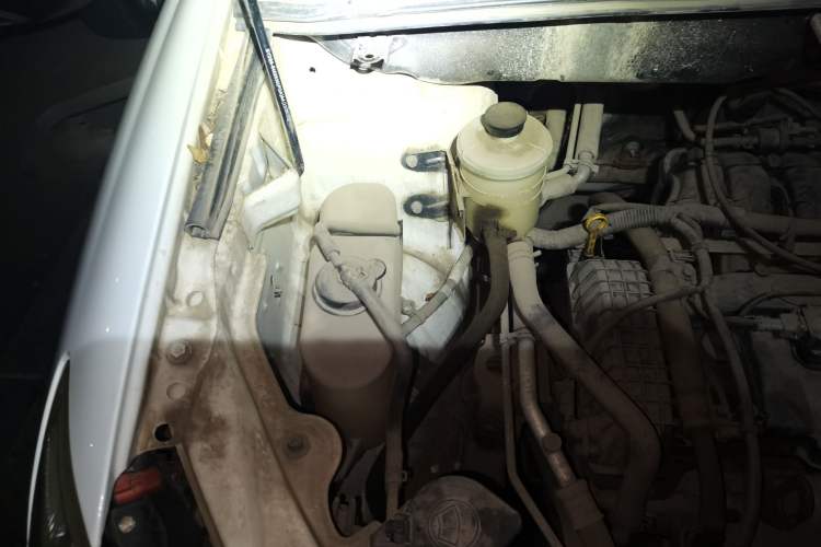 Used BYD S6 2013 Platinum Edition 2.0L Manual Luxury Model Engine Bay Right