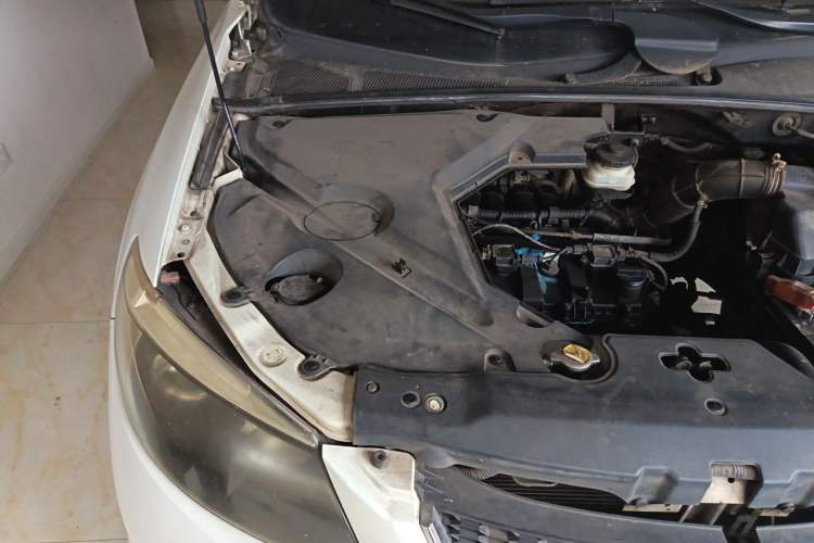 Used BYD S6 2013 Platinum Edition 2.0L Manual Luxury Model Engine Bay Right