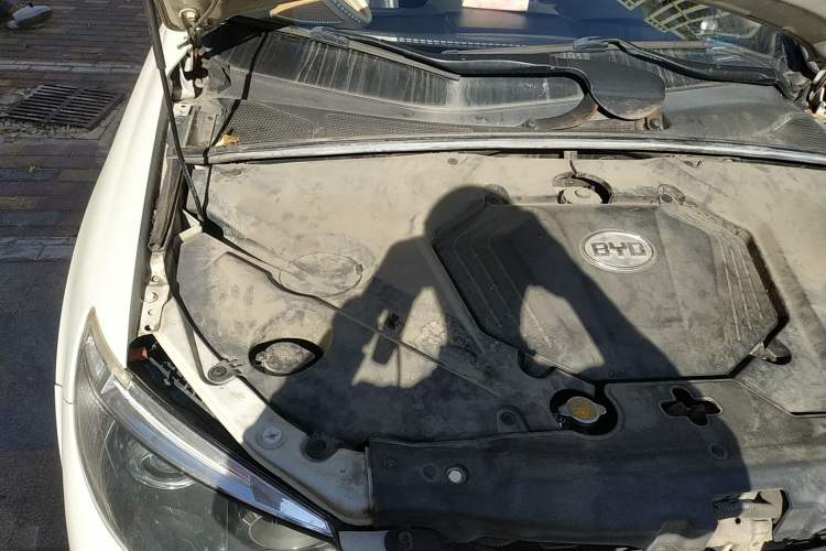 Used BYD S6 2013 Platinum Edition 2.0L Manual Luxury Model Engine Bay Right