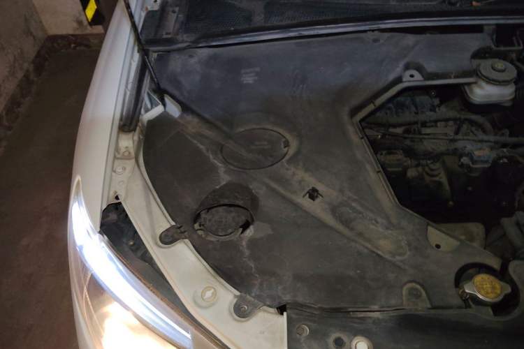 Used BYD S6 2013 Platinum Edition 2.0L Manual Luxury Model Engine Bay Right