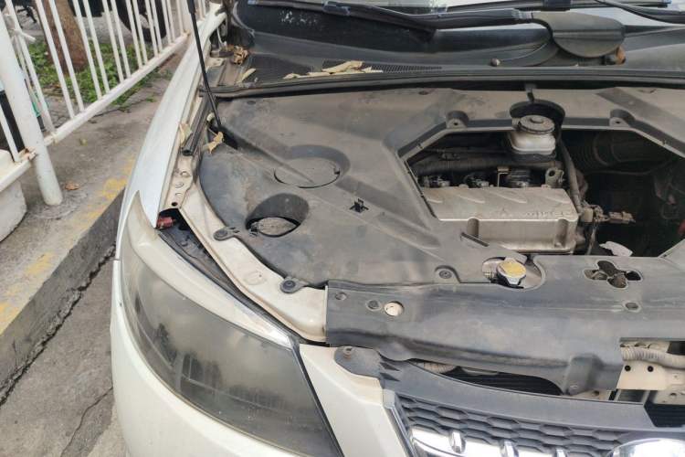 Used BYD S6 2013 Platinum Edition 2.4L Automatic Luxury Model Engine Bay Right