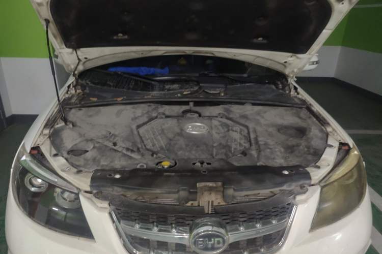 Used BYD S6 2013 Jingyue Edition 2.0L Manual Elite Model 5 Seats Engine Bay