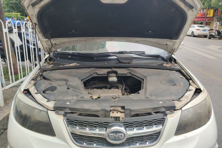 Used BYD S6 2013 Platinum Edition 2.4L Automatic Luxury Model Engine Bay