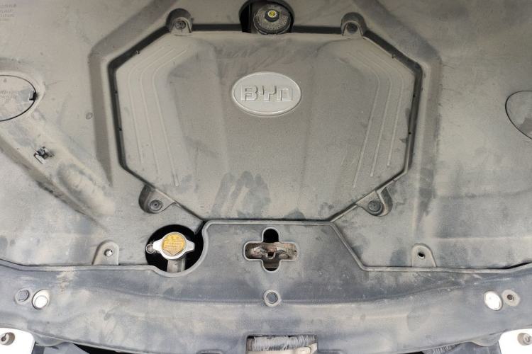 Used BYD S6 2013 Platinum Edition 2.0L Manual Luxury Model Engine Bay