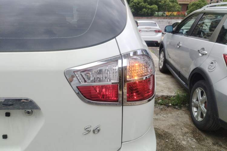 Used BYD S6 2013 Platinum Edition 2.0L Manual Luxury Model Exterior 6