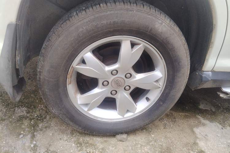 Used BYD S6 2013 Platinum Edition 2.0L Manual Luxury Model Exterior 8