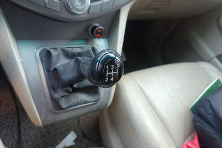Used BYD S6 2013 Platinum Edition 2.0L Manual Luxury Model Gear Lever