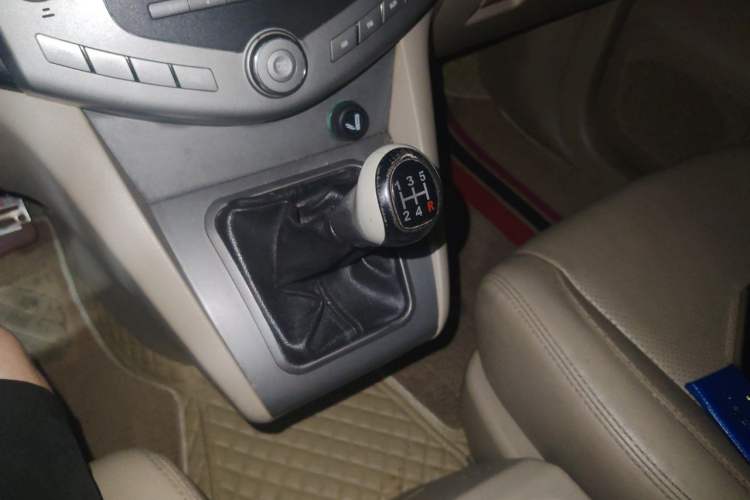 Used BYD S6 2013 Jingyue Edition 2.0L Manual Luxury Model 5 Seats Gear Lever