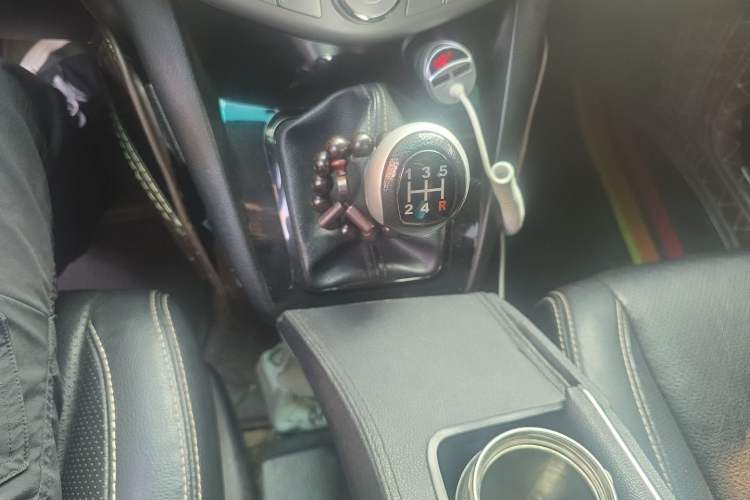 Used BYD S6 2013 Platinum Edition 2.0L Manual Luxury Model Gear Lever
