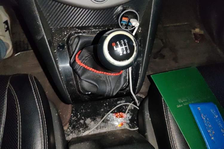 Used BYD S6 2013 Jingyue Edition 2.4L Manual Luxury 5-Seater Gear Lever