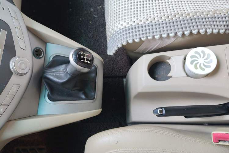 Used BYD S6 2013 Platinum Edition 2.0L Manual Luxury Model Gear Lever