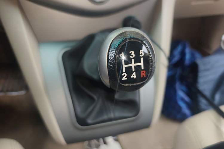 Used BYD S6 2013 Platinum Edition 2.0L Manual Luxury Model Gear Lever