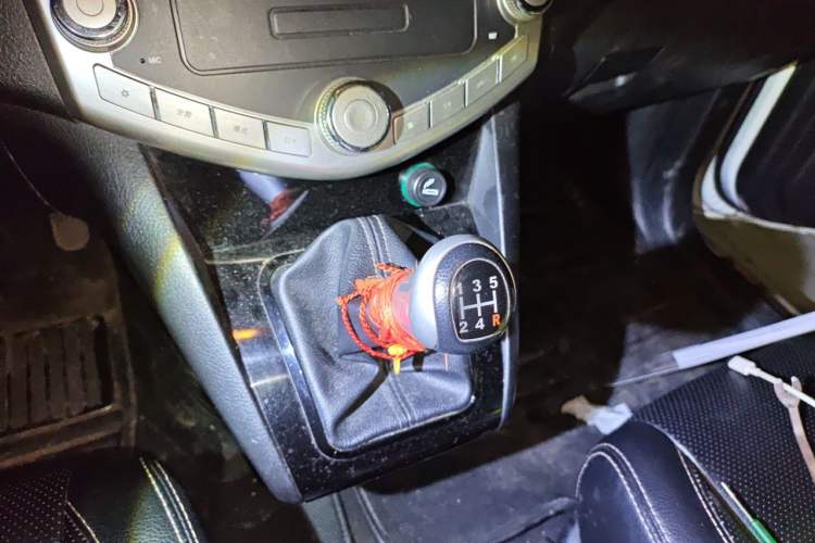 Used BYD S6 2013 Platinum Edition 2.0L Manual Luxury Model Gear Lever