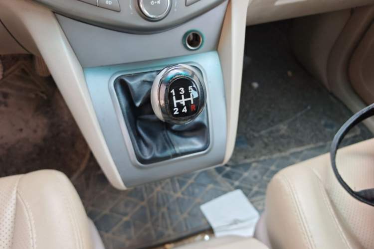 Used BYD S6 2013 Platinum Edition 2.0L Manual Luxury Model Gear Lever